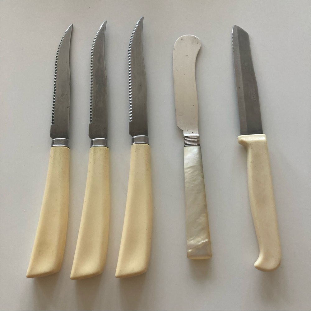 Vintage set of 5 knives: 3 Quikut steak, 1 Quikut serrated, 1 R&WW butter